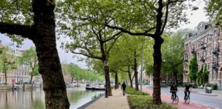 Wandelen op nieuw groen pad langs Nassaukade