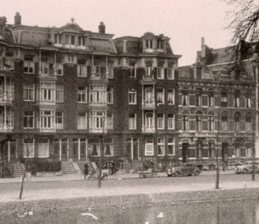 Nassaukade zonder auto’s langs het water