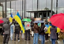 Protest Oekraïners tegen theatershow Russisch duo in Houthaven