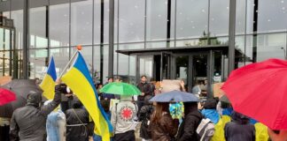 Protest Oekraïners tegen theatershow Russisch duo in Houthaven