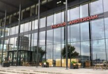 Protest Oekraïners tegen theatershow Russische beroemdheden in Theater Amsterdam