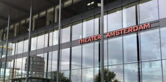 Protest Oekraïners tegen theatershow Russische beroemdheden in Theater Amsterdam