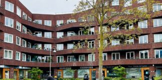 Veel animo voor schaaktafel op Witte de Withplein in De Baarsjes