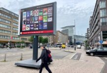 GroenLinks-PvdA grootste in Amsterdam Bord met posters van politieke partijen op de Bos en Lommerweg. (Foto De Westkrant)