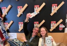 Op de bank bij Hoogstins: Tom en Josephine Jongbloed, @ommetjemettom