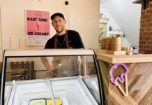 De kleinste deli van de stad verkoopt een banana split