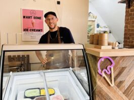 De kleinste deli van de stad verkoopt een banana split