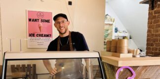 De kleinste deli van de stad verkoopt een banana split