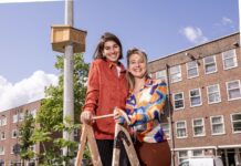 Meer bijenkasten rond lantaarnpalen, nu mét tuintje