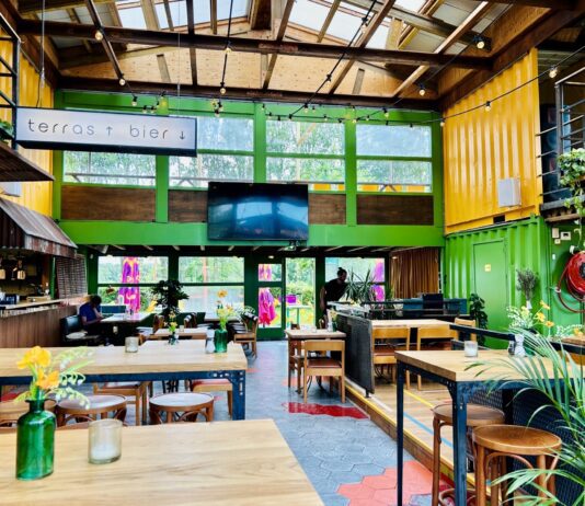 Werelds chillen bij strandcafé Buiten aan de Sloterplas