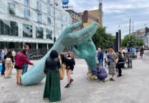 ‘Houd je rug recht, kom op voor zwakkeren en minderheden’ – Monument voor Peter R. De Vries op Leidseplein