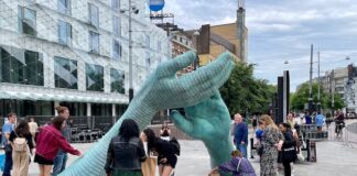‘Houd je rug recht, kom op voor zwakkeren en minderheden’ – Monument voor Peter R. De Vries op Leidseplein