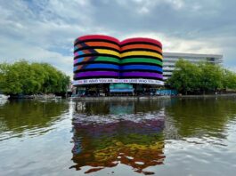 Gigantische Progress Pride vlag bij begin Queer & Pride Amsterdam