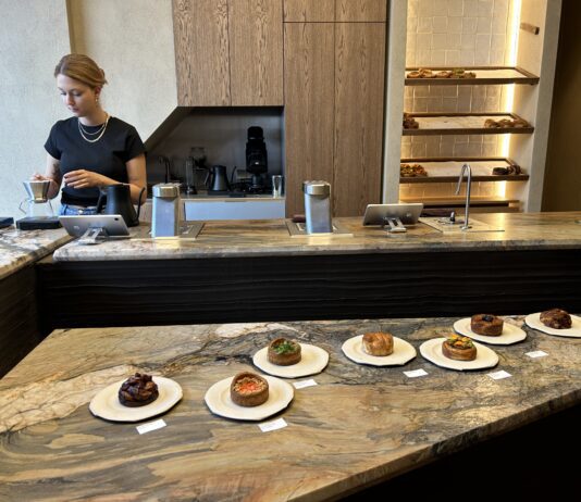 Koffiezaak Uncommon opent bakkerij met ‘wilde taarten’ en wijnbar