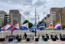 Vlaggen Nederland, Suriname en voormalige Nederlandse Antillen gehesen bij herdenking afschaffing slavernij