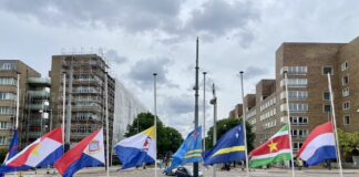 Vlaggen Nederland, Suriname en voormalige Nederlandse Antillen gehesen bij herdenking afschaffing slavernij