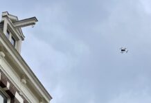 Politie houdt twee mannen aan met drone in De Baarsjes