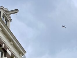 Politie houdt twee mannen aan met drone in De Baarsjes