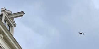 Politie houdt twee mannen aan met drone in De Baarsjes