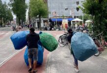 Volle zakken met blikjes en flesjes na Canal Pride