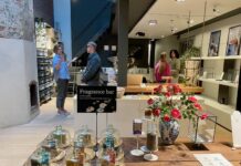 Circulaire winkel met zeepmakerij en sieraden van goud en zilver uit oude mobieltjes