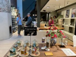 Circulaire winkel met zeepmakerij en sieraden van goud en zilver uit oude mobieltjes