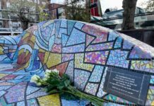 Bloemen op herdenkingsbank doodgeschoten juwelier Hund (1944-2010)