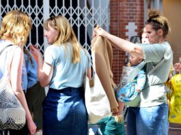 Ruilfestival met kleding, boeken en decembercadeautjes in De Hallen