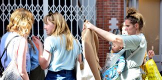 Ruilfestival met kleding, boeken en decembercadeautjes in De Hallen