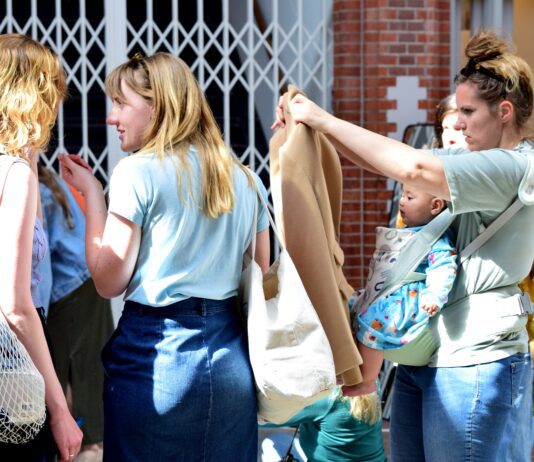 Ruilfestival met kleding, boeken en decembercadeautjes in De Hallen