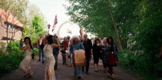 Kunstenaarsdorp Ruigoord opnieuw bedreigd – documentaire ‘Een kosmisch lek’