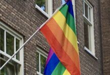 Politie onderzoekt explosie bij woning Orteliuskade met LHBTIQ+-vlag