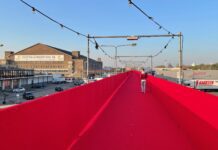 Wandelen over de rode loper naar Centrale Markthal