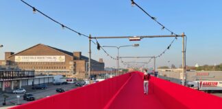 Wandelen over de rode loper naar Centrale Markthal