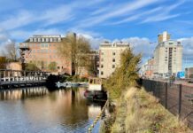 Vrees voor instorten deel kade Westerdoksdijk