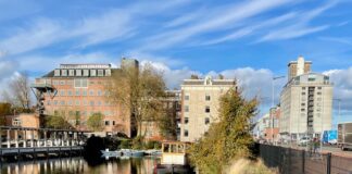 Vrees voor instorten deel kade Westerdoksdijk