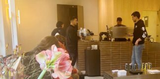 Oud-West heeft een showroom met pakken specialty coffee