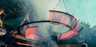 Creatieve oase Der Hintergarten viert vergunning na 2 jaar ‘onder de radar’