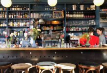 Koffie betalen voor iemand anders in buurtcafé en bibliotheek