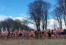 Nieuwjaarsduik Sloterplas 2025 gaat door, ook met windstoten