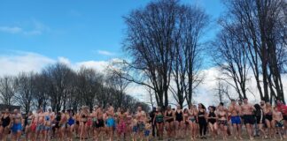 Nieuwjaarsduik Sloterplas 2025 gaat door, ook met windstoten
