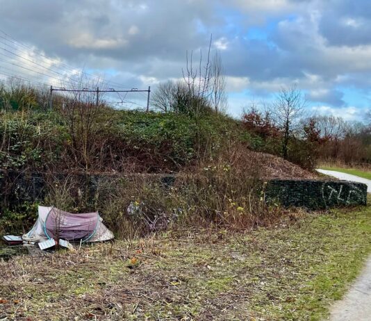 Nieuwe straatkrant met tekeningen om daklozen te steunen