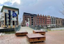 Houten blokken tegen fietsers bij voetgangersburg Houthaven