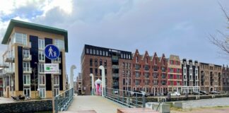 Houten blokken tegen fietsers bij voetgangersburg Houthaven