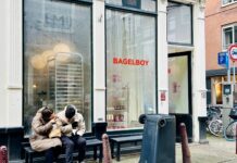In Amsterdam-West worden we gesandwicht door bagels