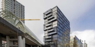 Studententoren Crossroads naast spoor Sloterdijk gereed