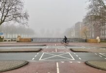 West ontwaakt in de mist