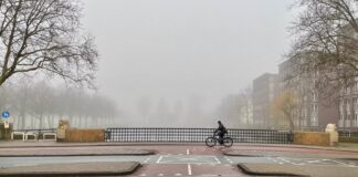West ontwaakt in de mist