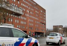 Woningen in gebouw Haarlemmerweg ontruimd na brand Het appartemtencomplex na de brand zaterdagochtend. Op verschillende etages zijn de ramen opengezet vanwege rookschade. (Foto De Westkrant)