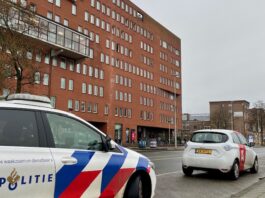 Woningen in gebouw Haarlemmerweg ontruimd na brand Het appartemtencomplex na de brand zaterdagochtend. Op verschillende etages zijn de ramen opengezet vanwege rookschade. (Foto De Westkrant)